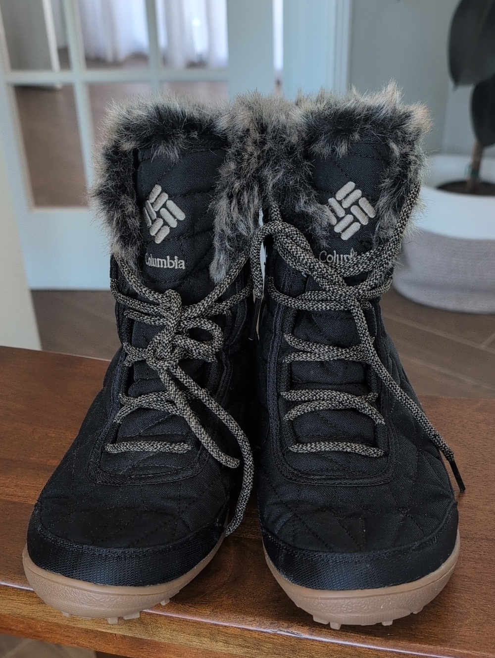 Columbia Minx Shorty Women's Black Waterproof Winter Boots with Faux Fur Trim 9 - Picture 2 of 10